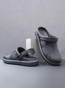 Nieuwe herenpantoffels (2025), modieuze, veelzijdige muiltjes met kaartprint en retrolook, slippers voor buiten, werk, reizen, jungle-avonturen, zachte, dikke EVA-zool met Engelse print, ademend en geperforeerd, maat 40-47, schoenen met antislipzool, slijtvast, holle ruimte, indoor gym, kantoor, chef-koksschoenen, schoenen voor buitensporten, strand, resort, feest, herensandalen voor buiten, wandelen in de Gobi-woestijn
