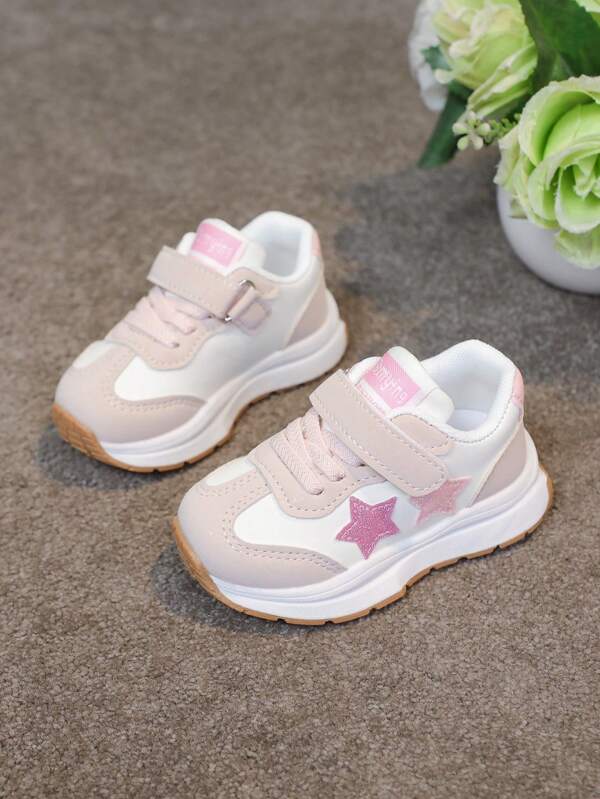 Un par de zapatos blancos unisex para niñas, nuevos para primavera y otoño 2024, con suela suave, antideslizante, de superficie. Zapatos deportivos para niños pequeños y medianos, calzado de bebé para niños pequeños