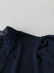 Camiseta de manga corta con cuello en V, textura arrugada y ribete de encaje en color liso para el verano