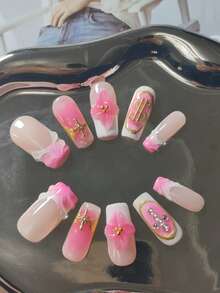 10 pezzi di unghie indossabili realizzate a mano, sfumatura rosa e bianco, fiori lavorati a mano con stami dorati a sfera, linee dorate ovali, decorazioni a forma di croce di strass, ornamenti dorati a forma di moneta, decorazione a rigonfiamento filettato. Stile primavera ed estate, adatto per il tempo libero quotidiano, le vacanze, camminare sul verde, partecipare a danze, banchetti, feste ed altre attività. Forniture per unghie