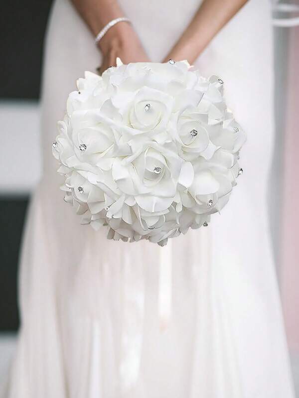 1 ramo de novia elegante para boda, ramo de novia de flores artificiales, ramo de dama de honor con rosas blancas, hortensias, cristales, perlas falsas y brillantes, con cinta suave para el mango. Perfecto para bodas, compromisos, Día de San Valentín, regalos para damas de honor, cumpleaños de verano, playa, vuelta al cole, suministros escolares y decoración del hogar.