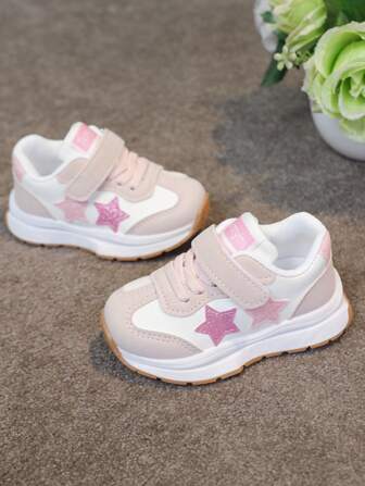 Un par de zapatos blancos unisex para niñas, nuevos para primavera y otoño 2024, con suela suave, antideslizante, de superficie. Zapatos deportivos para niños pequeños y medianos, calzado de bebé para niños pequeños