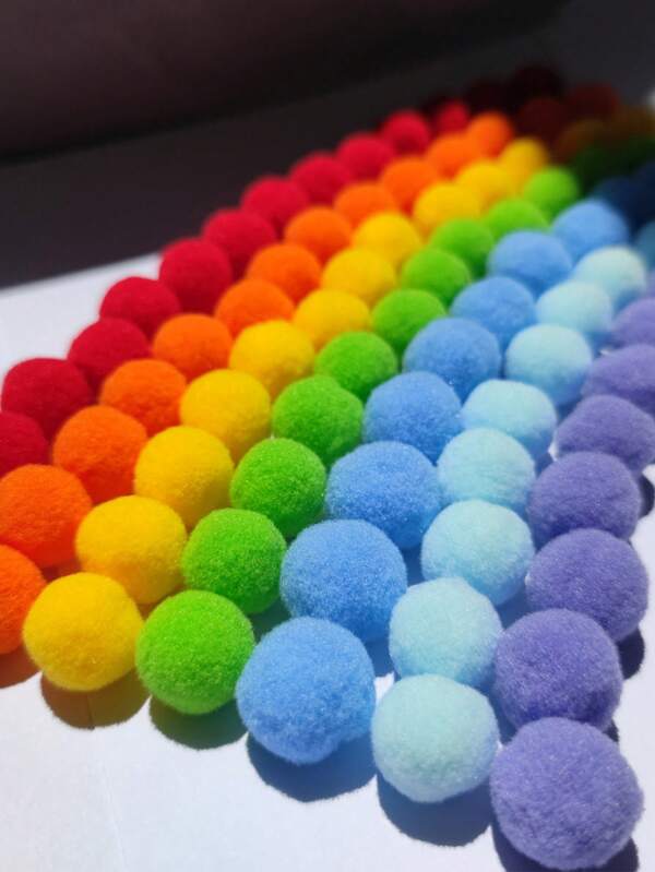 100 peças de mini pompons de 1 cm/0,39 pol. M, pompons de pelúcia para artesanato, pompons de arco-íris vibrantes, bolas de poliéster para artesanato, kits de feltro, quadro de feltro, decorações de formatura 2025, itens essenciais para casa, artigos para festas, presentes de Páscoa para decorações de festas festivas, enfeites pendurados e projetos "faça você mesmo" - ideais para acessórios de artesanato, Dia das Mães, temporada de casamentos, temporada de formaturas, presentes para familiares e amigos. É um pouco menor que o tamanho da menor moeda. Mini