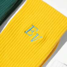 Chaussettes avec initiale personnalisée - Lettres brodées personnalisées sur des chaussettes à col rond souples - Cadeaux personnalisés - Fabriqués pour lui et elle - Cadeau pour la Fête des Pères - Cadeau pour la Fête des Mères - Cadeau de Noël