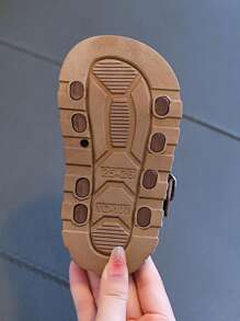 Sandales plates d'été 2025 pour enfants, sandales polyvalentes à la mode et mignonnes en PVC, style académique, chaussures de plage