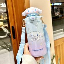 Tumbler grande da 20,29 once con cannuccia in acciaio inox 316, isolato, marchio Sanrio, tazza in stile personaggio Sanrio adatta per tutti i periodi dell'anno, ideale come regalo per la famiglia, resistente, per auto e attività all'aperto