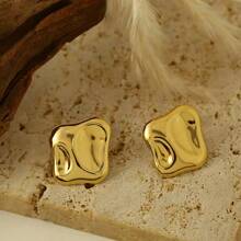 1 par de pendientes asimétricos cuadrados con textura martillada de acero inoxidable, adecuados para el uso diario o el transporte de moda de las mujeres