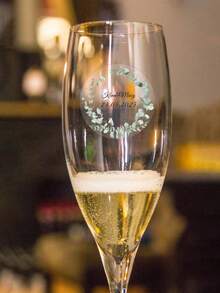 54-540张透明个性化婚礼标签，定制圆形婚礼礼物贴纸，绿叶图案，可定制姓名和日期，透明PVC防水圆形个性化礼物贴纸，装饰性强，时尚可爱，色彩缤纷，可定制，独特且理想的礼物，适合送给她、朋友、儿子、女儿、学生、同事、孩子、学校、家庭、办公室，尺寸4x4厘米，可用于水瓶、收纳盒等，寓意永恒的爱 - 風格A - 查看 5