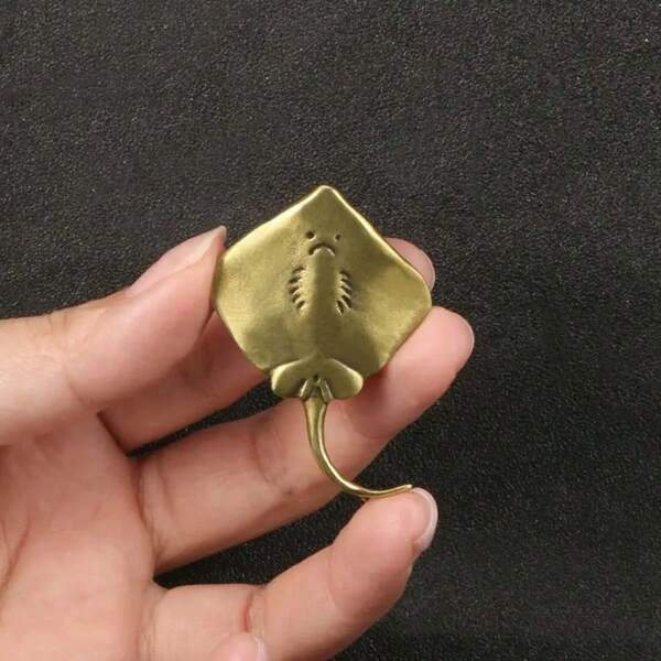 1pc Brass Batfish Statue, Ocean Devil Fish Tea Pet Decor, Handmade Animal Sculpture Collectible, Suitable As Gift And Office Desk Decoration