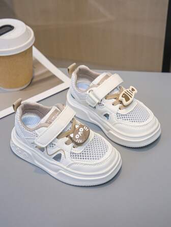 Ett par sommarbarnsportsandaler, manliga babyskor med urholkning, nya andningsbara flickskor från 2025