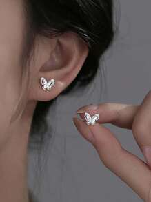 زوج من أقراط بشكل فراشة جميلة، مناسبة لارتداء المراهقات في الحياة اليومية