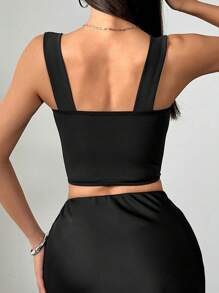 Crop top de malla y transparencia con empalmes de colores contrastantes, una prenda de vestir versátil y de estilo urbano sexy