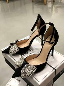 Damenschuhe mit spitzer Kappe und hohem Absatz, Kristallschleife und einzelnem Riemen, sexy formelle Sandalen, schwarze Valentinstag