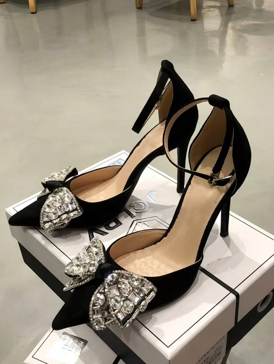Damenschuhe mit spitzer Kappe und hohem Absatz, Kristallschleife und einzelnem Riemen, sexy formelle Sandalen, schwarze Valentinstag