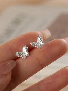 زوج من أقراط بشكل فراشة جميلة، مناسبة لارتداء المراهقات في الحياة اليومية