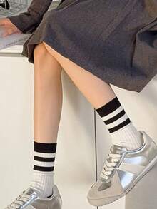 3/1 زوج جوارب نسائية طويلة متوسطة الساق باللون الأسود، جوارب ذات خطوط عند الركبة، جوارب رقيقة مع شريط زخرفي، جوارب رياضية/ترفيهية عملية وأنيقة للربيع والصيف - مشاهدة 3