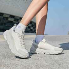 XTEP 轻便快乐2号女式跑步鞋，透气减震，健身跳绳鞋，专业跑步鞋，货号：875118110015 - 帆白/特魯灰 - 查看 2