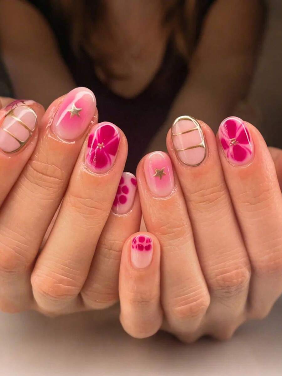 24片椭圆形渐变法式美甲贴纸，淡粉色花朵和金色线条图案，亮面全覆盖假指甲，Y2K风格，适合女性日常、约会、派对等场合。