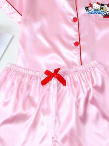 SANRIO [Homely Gents] Bộ đồ ngủ 2 món gồm áo sơ mi ngắn tay cài nút có túi và quần short nơ bằng vải satin thêu họa tiết, thích hợp mặc ở nhà, mùa xuân/hè. - Hồng - Xem 6