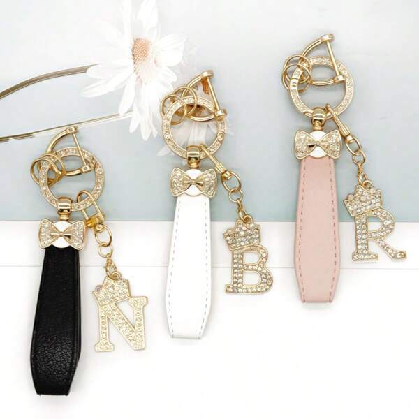 Llavero con adorno de mariposa de aleación de zinc y 26 dijes con letras - Llavero personalizado, práctico y de moda