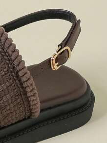 Sandales à semelle épaisse à boucle, compensées à bout ouvert pour l'extérieur et la plage, style bohème rétro, semelles souples et antidérapantes, confortables et pas fatiguantes, en mailles tressées marron avec franges, compensées de sport casual, nouvelle collection printemps automne 2025, grande taille femme 41-43