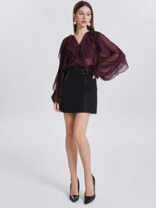 优雅性感的假日风情，休闲又不失优雅的酒红色半透明层叠装饰雪纺宽松衬衫，适合初秋的音乐会和圣诞节穿着。