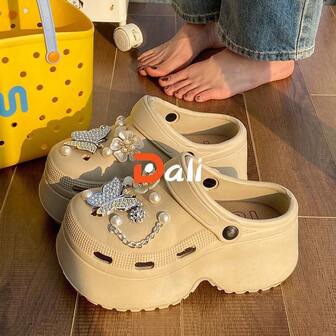 Zuecos con suela gruesa y hueco, nuevos para 2025, sandalias de playa de EVA con diseño de dibujos animados adorables para mujeres, ideales para fiestas de jardín en verano