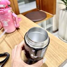 Tumbler grande da 20,29 once con cannuccia in acciaio inox 316, isolato, marchio Sanrio, tazza in stile personaggio Sanrio adatta per tutti i periodi dell'anno, ideale come regalo per la famiglia, resistente, per auto e attività all'aperto