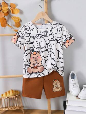 2 件套年轻男童卡通可爱水豚印花圆领短袖 T 恤和短裤套装，适合夏季日常休闲和户外运动