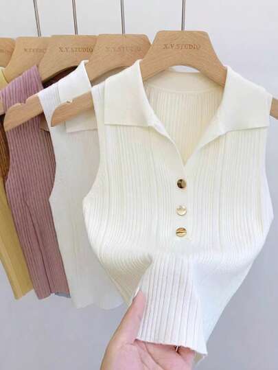 1 bluză scurtă tricotată fără mâneci, cu guler polo, în stil francez, cu nasturi aurii, poate fi purtată singură sau în straturi