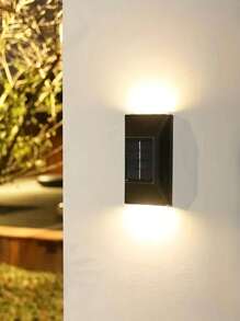 2 pièces Lumières murales solaires trapézoïdales à intensité variable, lumières solaires pour clôture, lumières de terrasse, lumières murales solaires LED, convenant pour l'éclairage intérieur du jardin et du porche, le paysage extérieur, la cour, l'atmosphère extérieure étanche, la décoration murale, les lumières de lavage des murs de terrasse