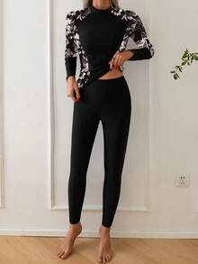 这款休闲性感的女士圆领印花长袖吊带背心式泳衣配有拉链和中等弹力的裤子，打造时尚造型。 - 黑白花 - 查看 4