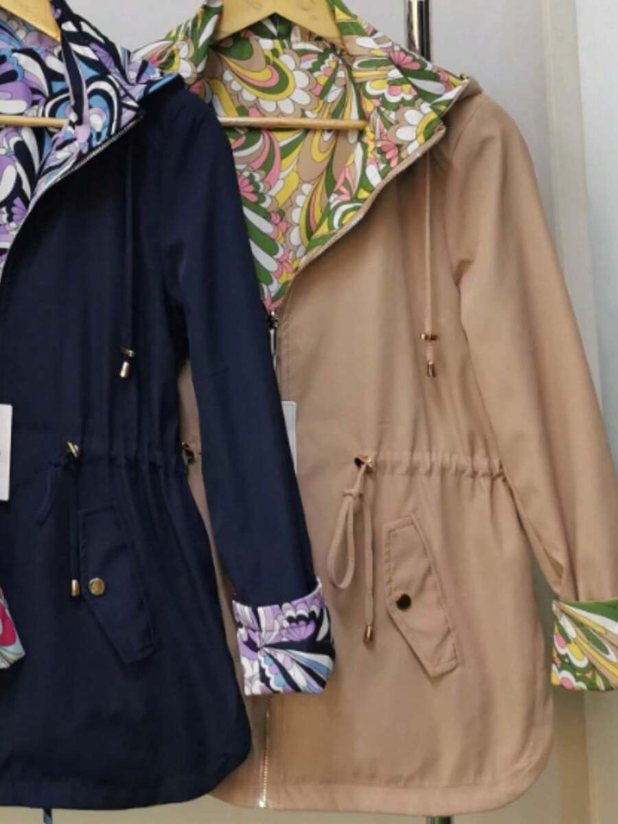 chamarra para dama doble vista con print de colores y tela antiderrapante con cintas en parte de la cintura y broche en las bolsas Casual