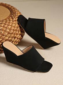 Europejskie i amerykańskie seksowne sandały na wysokim obcasie dla kobiet latem 2025 r., kwadratowy nosek, prosty krój, pochyła i wodoodporna platforma, czarne kapcie na wakacje, fajne sandały