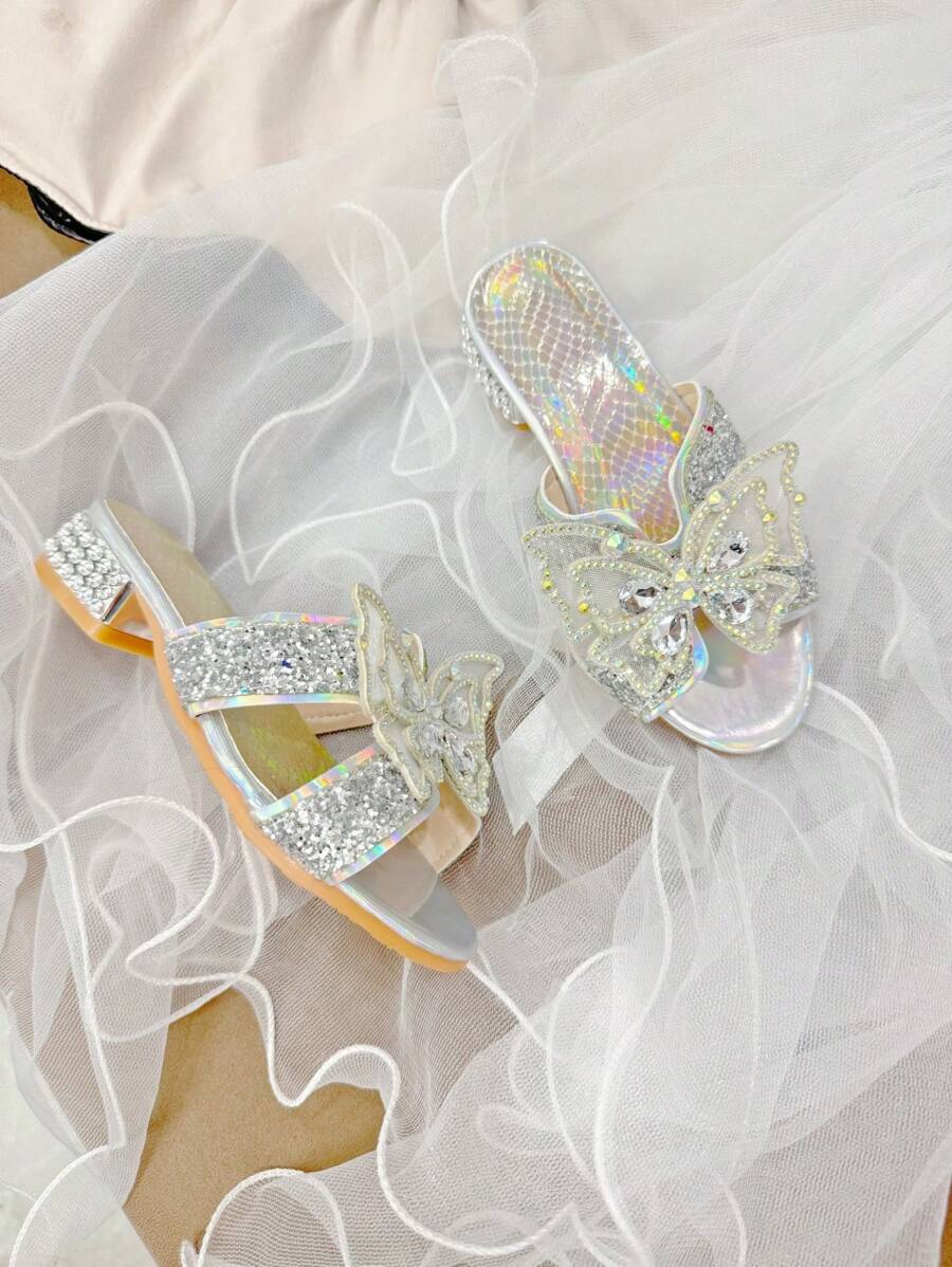 1 Paar Mode Hausschuhe für kleine Mädchen mit glänzendem Schmetterling Dekor, süßes Aussehen geeignet für Bühnenauftritte, Modellierung, Prinzessinnenkostüm - Silber - Übersicht 1