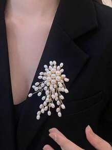 1pc Western Fashion Quality Charm Retro Jewelry Handmade Faux Pearl Gold Brooch Pin, Luxurious Floral Brooch For Women, Suitable For Summer, Beach, Wedding, Festival, Gifts