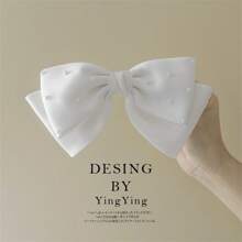 1个优雅蝴蝶结发夹，高品质时尚春季发夹，简约时尚设计，适合日常佩戴、派对、通勤、度假等场合。是打造各种发型、扎马尾辫、洗脸或化妆的绝佳配饰。情人节礼物佳选，也可作为发带、头巾、发箍、吸汗带、发箍、秋冬发饰、女士优雅围巾、女士头巾、柔软头巾等使用。