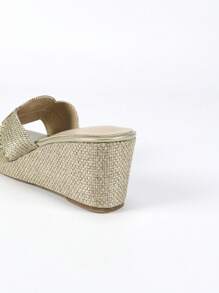 2025 Nuovi sandali con zeppa in oro dal design intrecciato, stile europeo e americano, per donna, con fibbia e platform in corda