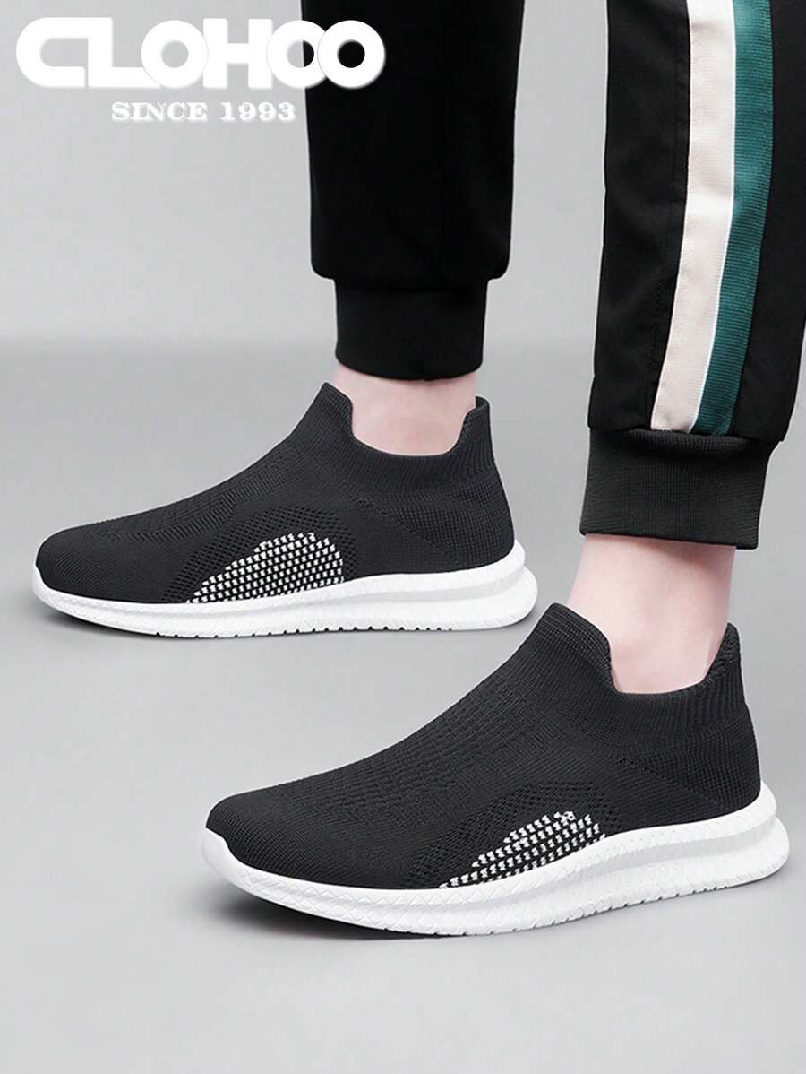 Marca CLOHOO Calzado deportivo casual cómodo y transpirable para hombres, con suela deportiva de EVA, mocasines cómodos tipo slip-on, zapatillas para excursionismo y correr al aire libre - Negro - Ver 1