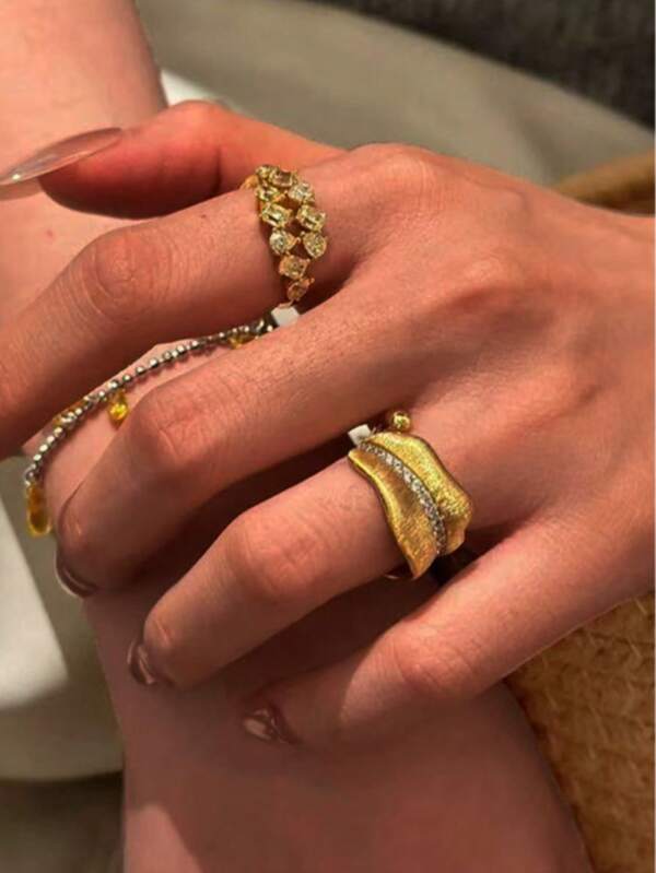 1pc Fashionable Creative Banana Leaf Inlaid Diamond Openwork Ring