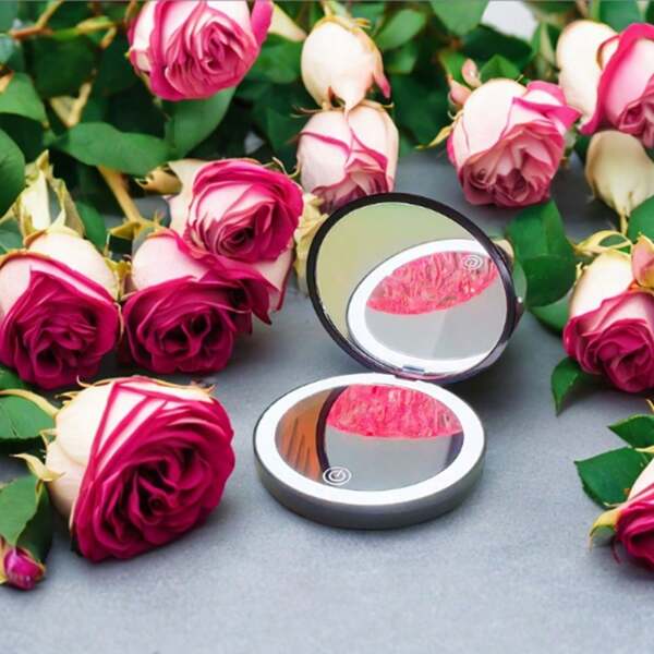 Hd Double-Sided Folding Portable Makeup Mirror, 2X Magnification Makeup Special. Easy To Carry, Daily Use, Travel Makeup Good Helper. Give Good Gifts To Friends, Lovers And Family During The Holidays