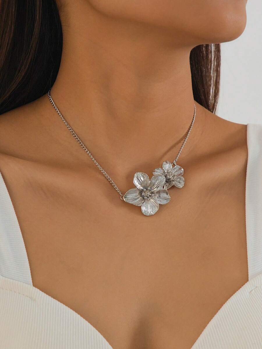 1 pieza Collar con colgante de flor vintage elegante en color dorado, regalo de boda para mujeres - Plateado - Ver 1