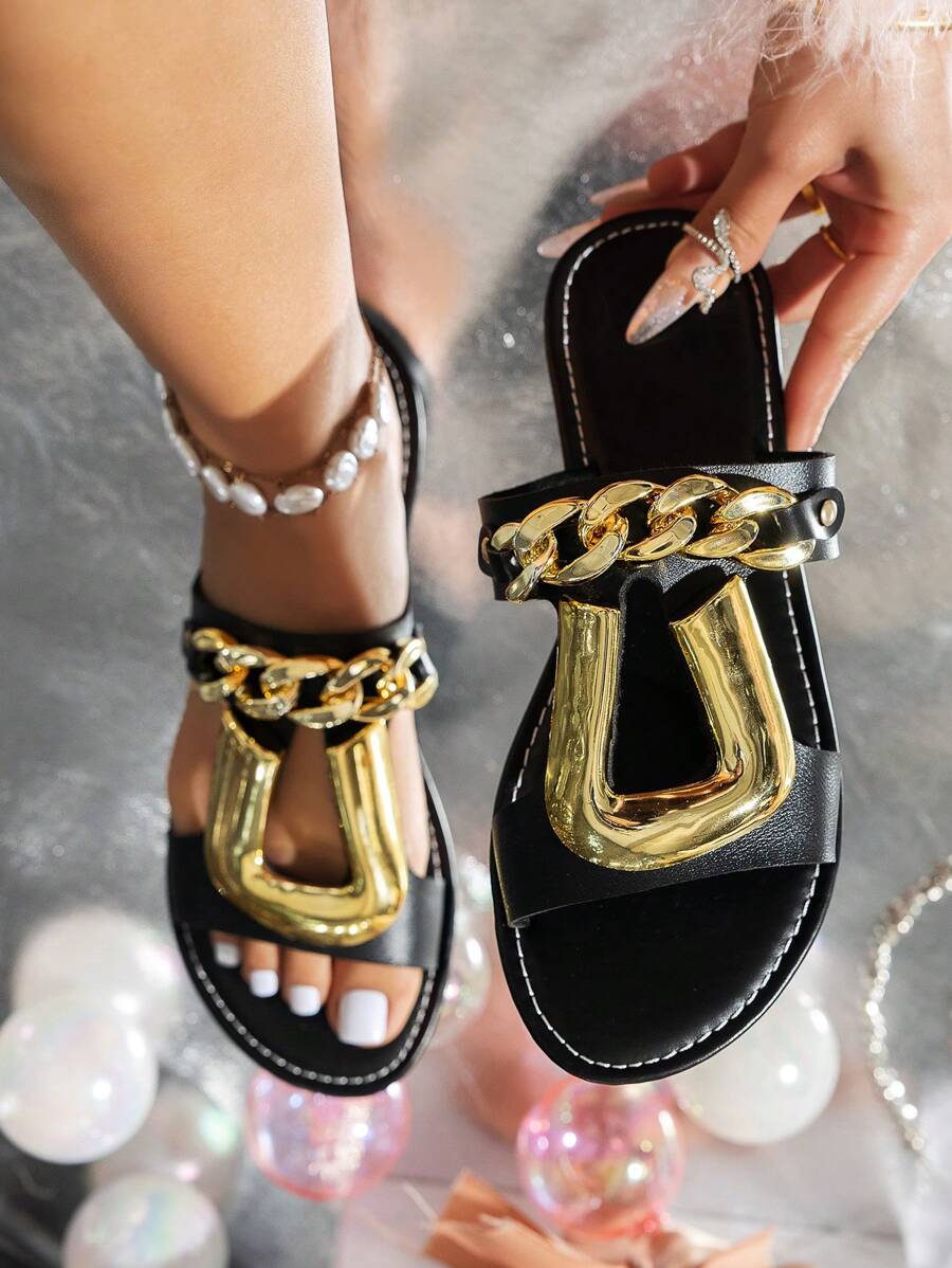 平底凉鞋，配金链和 U 型扣装饰，时尚百搭女鞋，夏季必备，舒适透气，商品