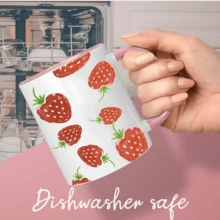 1 pieza Taza de 11oz con pintura de boceto de fresa rosa, taza creativa con dibujo de fresa en estilo japonés Nana con elementos de fruta asimétricos, regalo encantador para esposa, esposo, novio, novia, amigos, perfecta para inauguración de casa, festividades y eventos de empresa - Rosa - Ver 7