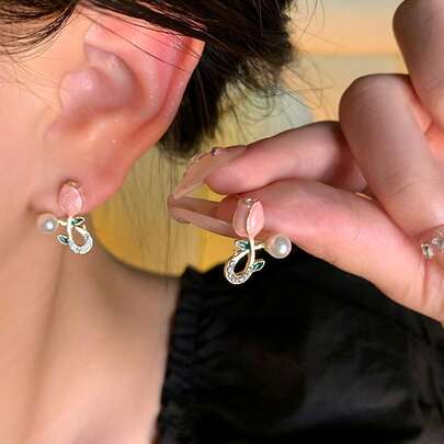 一对优雅郁金香仿珍珠小耳环，时尚百搭仿珍珠耳钉，适合女性、派对和送礼。