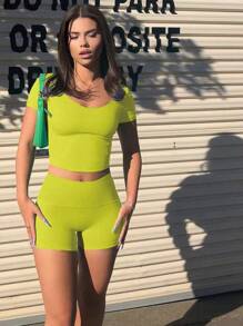 女士夏季休闲运动套装，低圆领露背绿色上衣和弹力裤，街头服饰