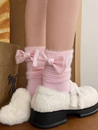 1 双蝴蝶结设计毛绒袜子