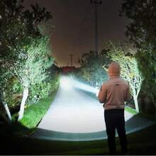 Superhelle LED-Taschenlampe, wiederaufladbar über USB, tragbarer Handscheinwerfer mit hoher Leistung für sehr lange Entfernungen, Suchscheinwerfer, ideal für Outdoor, Camping, Wandern, Notfälle