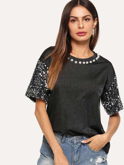 Camiseta con lentejuelas en contraste con perlas