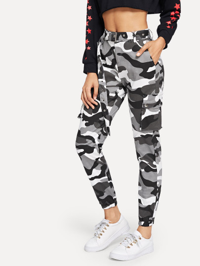 Pantalones de camuflaje en tonos grises con cinturón
